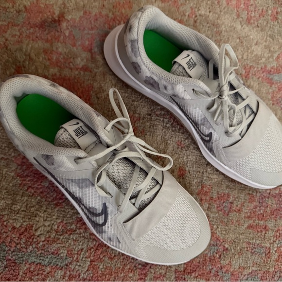 Nike size 9 running shoes NWOT - Picture 2 of 5